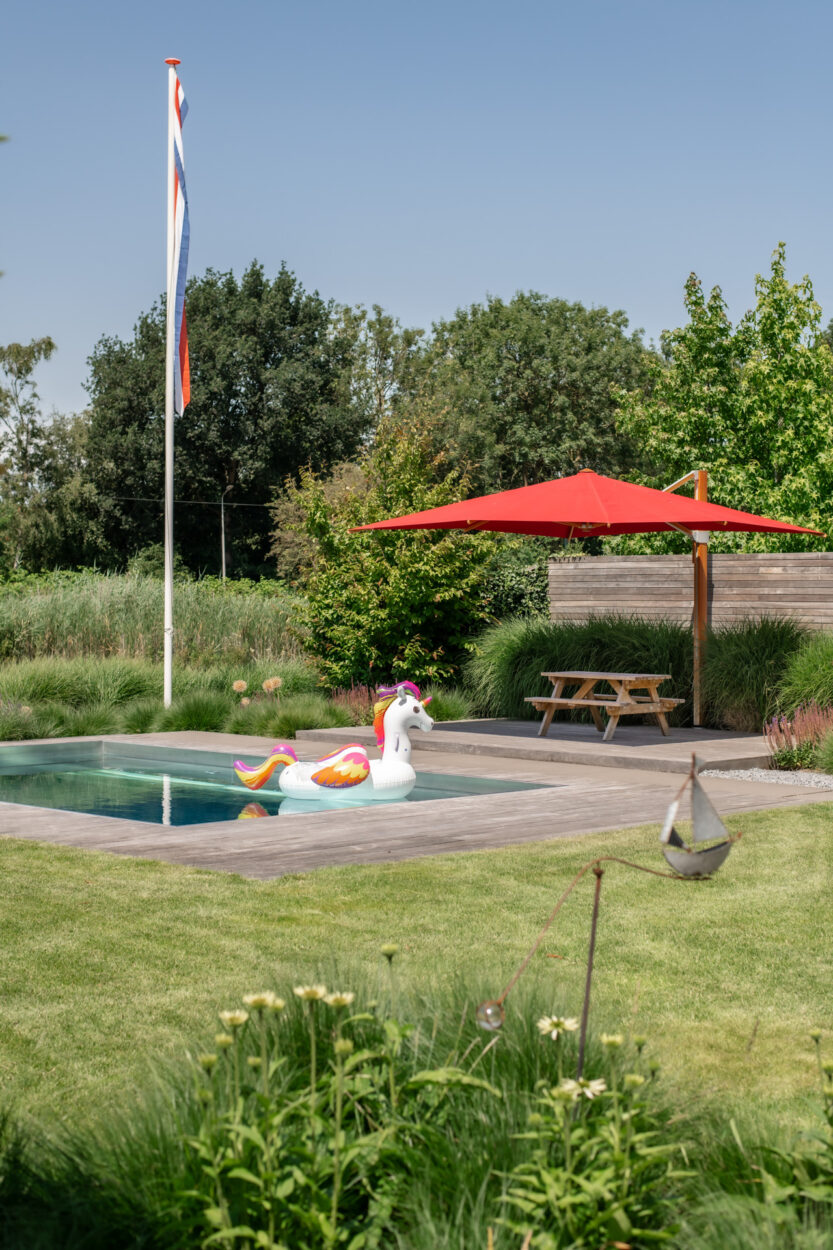 23 vlaggenmast en parasol