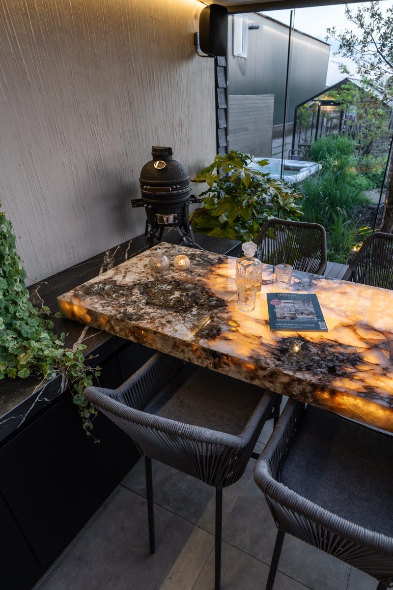 Lichtdoorlatend natuursteen | Refined Lumina Outdoor Kitchen