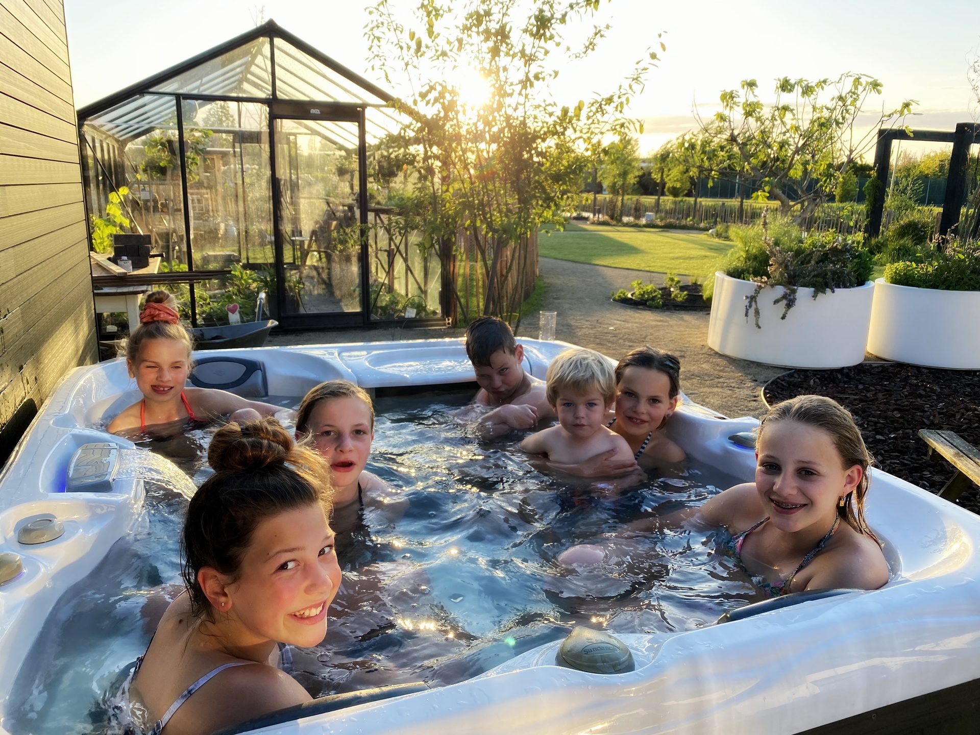 Jacuzzi | Wild & Refined Country Garden in Reeuwijk