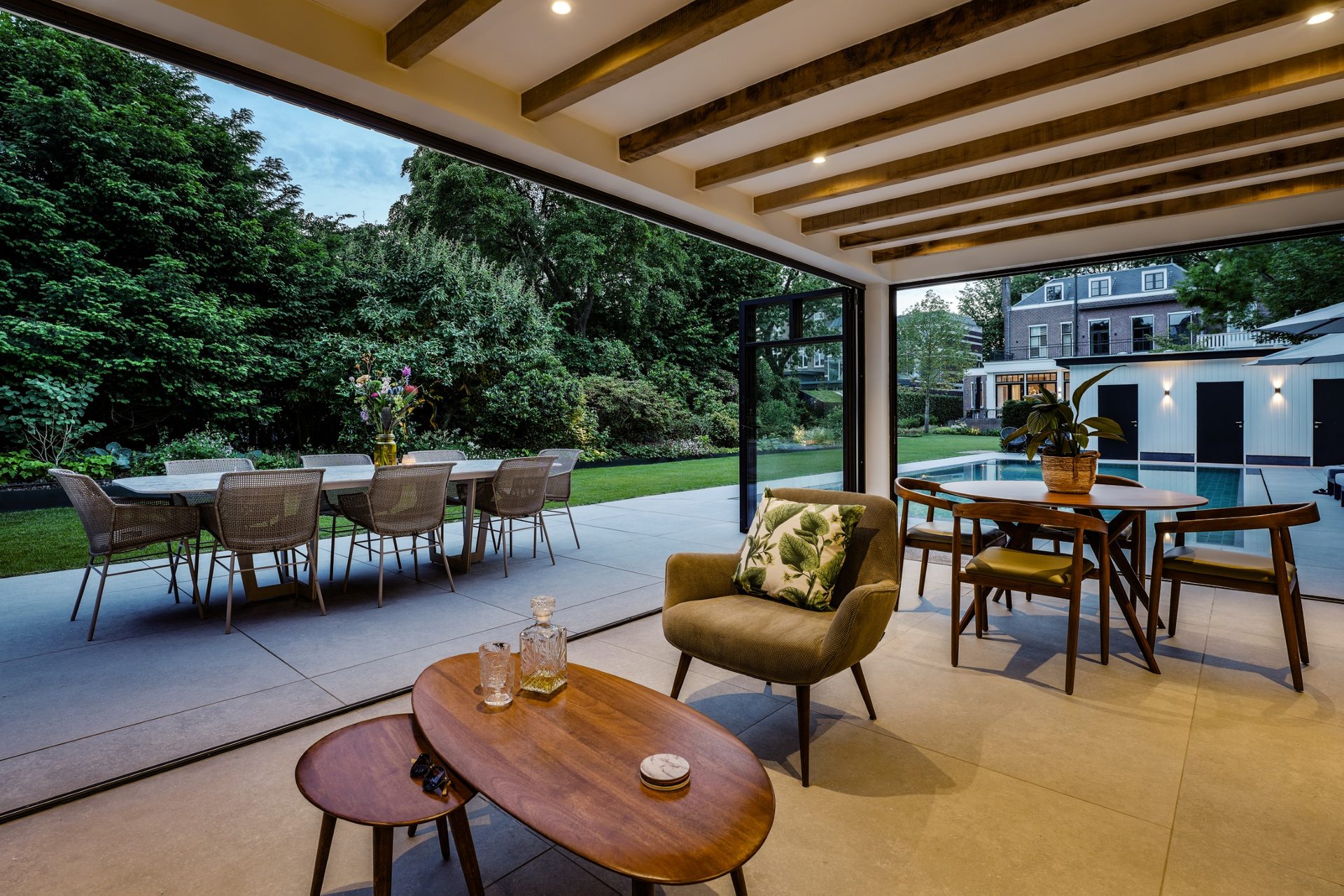 Eettafel tuin | Rotterdams badhuis, wellnesstuin in Rotterdam