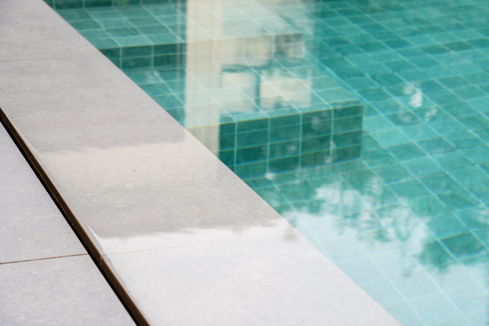 Keramische bestrating | Rotterdams badhuis, wellnesstuin in Rotterdam