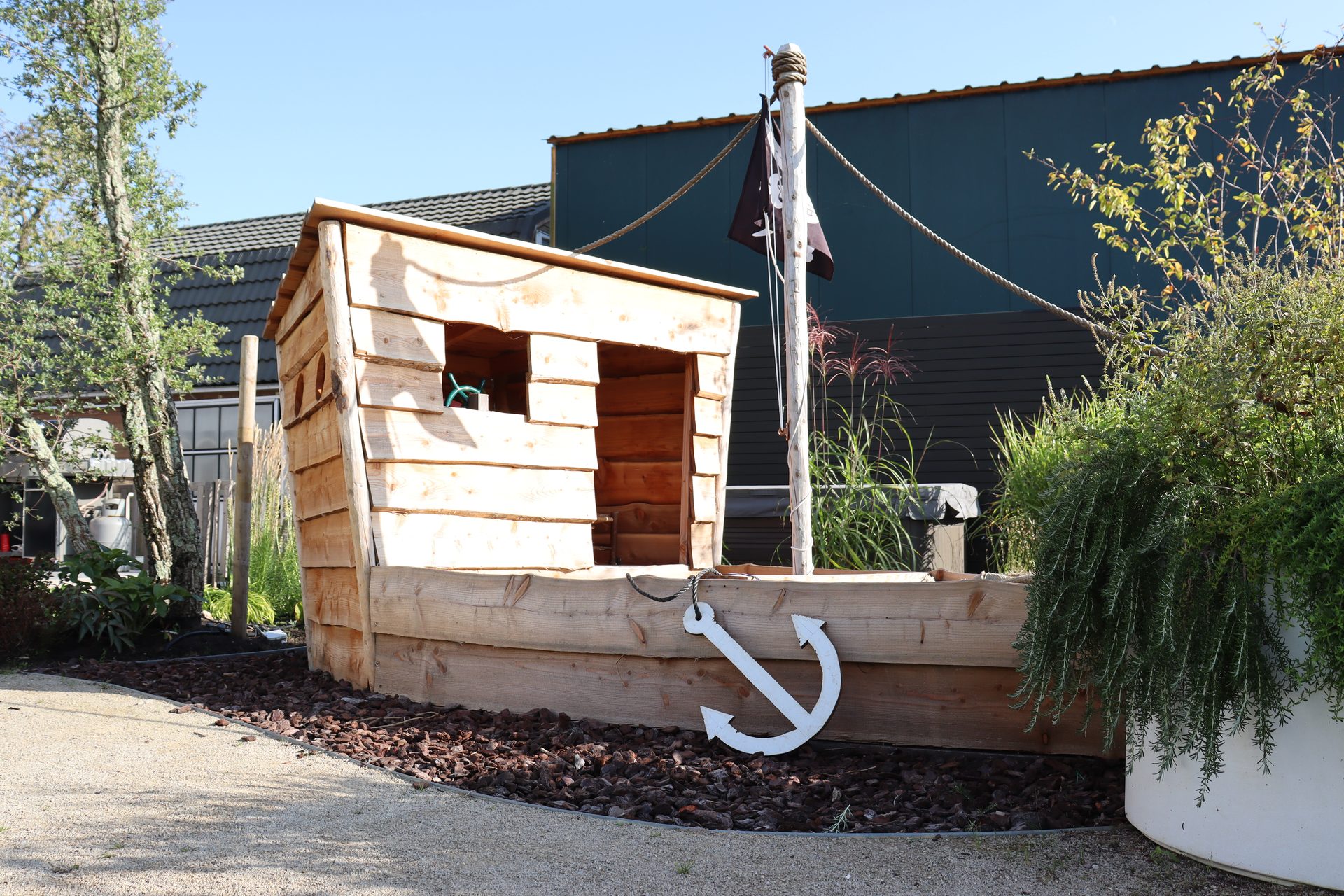 Houten speelboot | Wild & Refined Country Garden in Reeuwijk