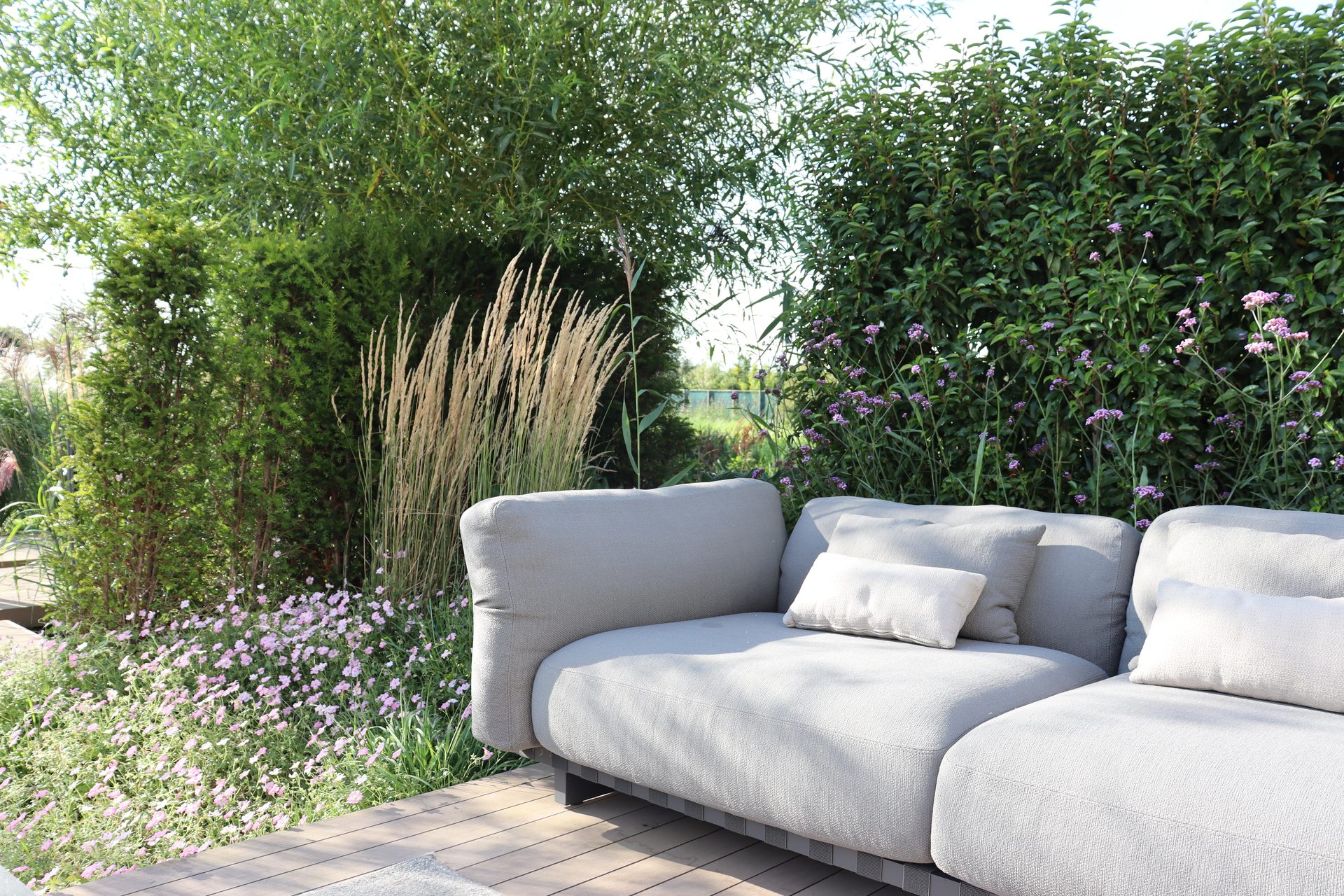 Tuinmeubelen | Wild & Refined Country Garden in Reeuwijk